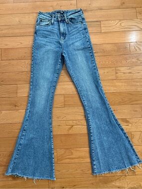 High Rise Flare Jeans w Raw Hem